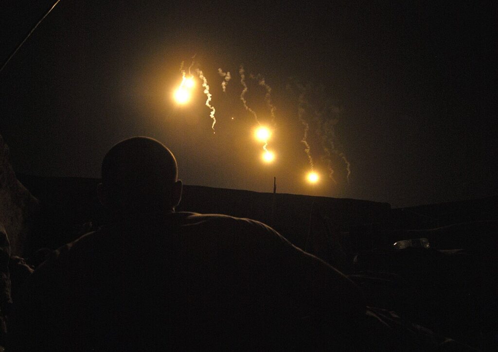 Einsatz von Pyrotechnik zur Beleuchtung des Gefechtsfeldes
CC USLaw